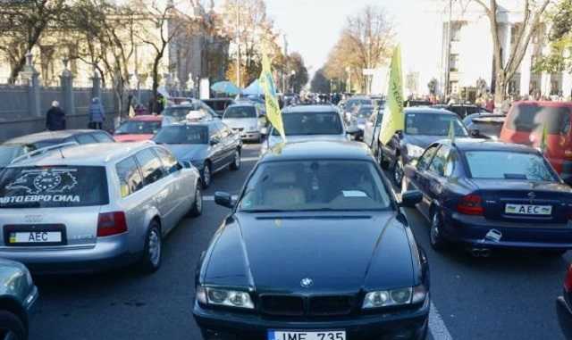 В Киеве "евробляхи" заблокировали общественный транспорт