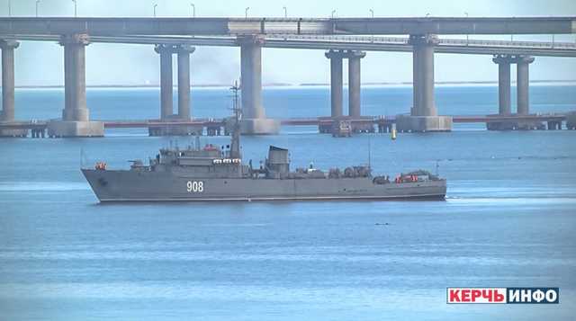 Россия приготовила спецназ для высадки на корабли ВМС Украины, проход под мостом перекрыт сухогрузом