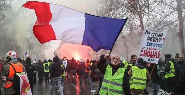 "Желтые жилеты" во Франции требуют отставки Макрона