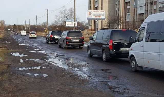 Кортеж Порошенко оценил качество реформированных дорог