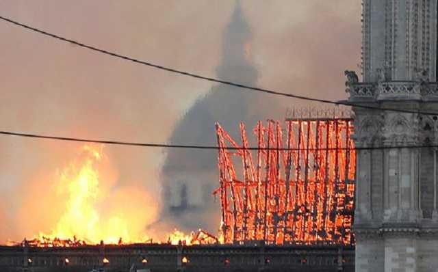 Зеленский выразил соболезнования в связи с пожаром в Нотр-Дам де Пари