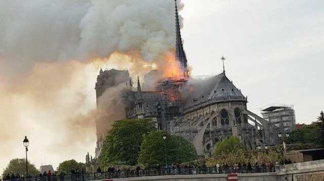 Пожарные боятся, что не смогут остановить огонь в Соборе Парижской богоматери