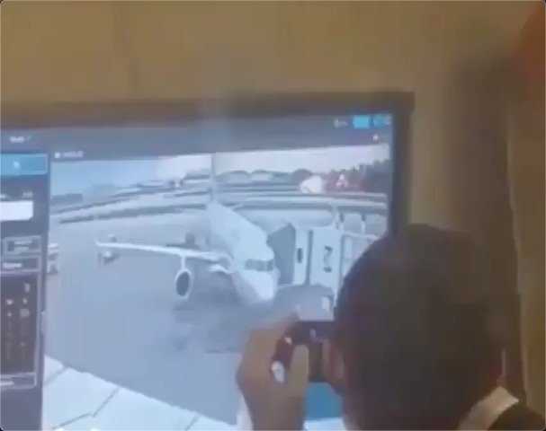 «Нормально он сел, с огоньком!»: на видео сняли, как сотрудники Шереметьево смеются над горящим Superjet