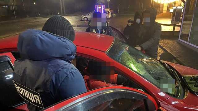 Пара женщин полицейских задержали черного вора и воспользовались его положением