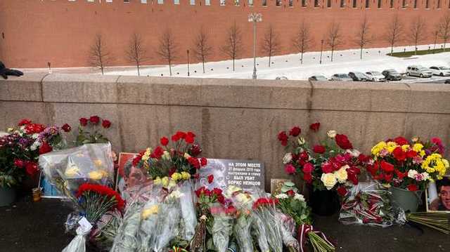 Годовщина убийства Немцова: россияне устелили цветами мост возле Кремля