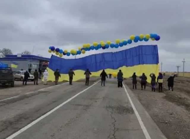 Активисты запустили с админграницы флаг Украины с посланиями для крымчан