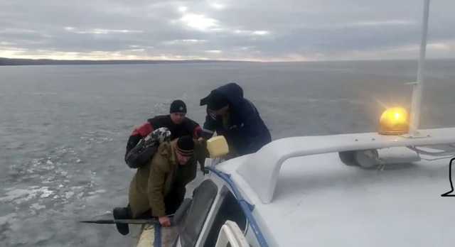 Дрейфовали по Каховскому водохранилищу: под Запорожьем со льда сняли трех рыбаков