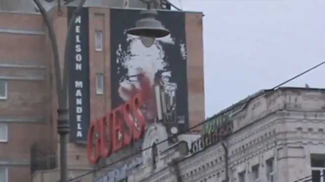 В центре Киева ультраправые испортили мурал Нельсону Манделе и назвали его "расистом"
