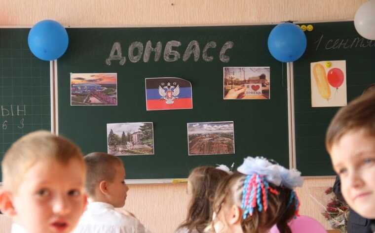 Поки миєш руки, вивчи вірш: У школах окупованого Донбасу в туалетах повісили вірші про Росію