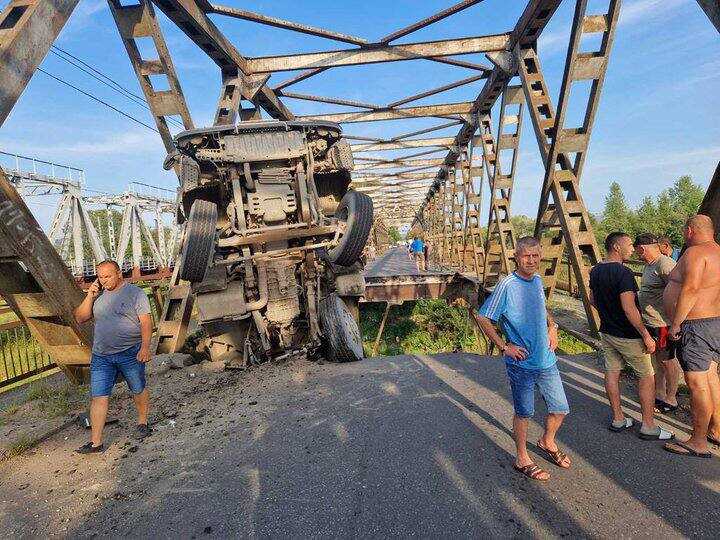 На Закарпатті впав міст через річку Тересва