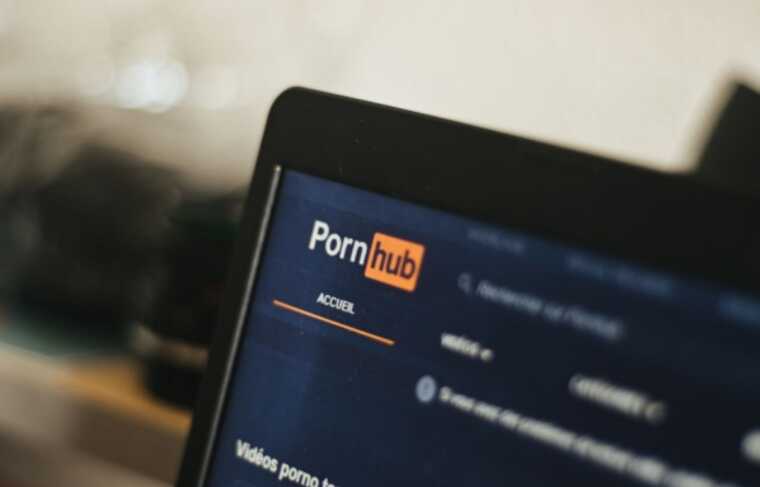     PornHub     "  Google"