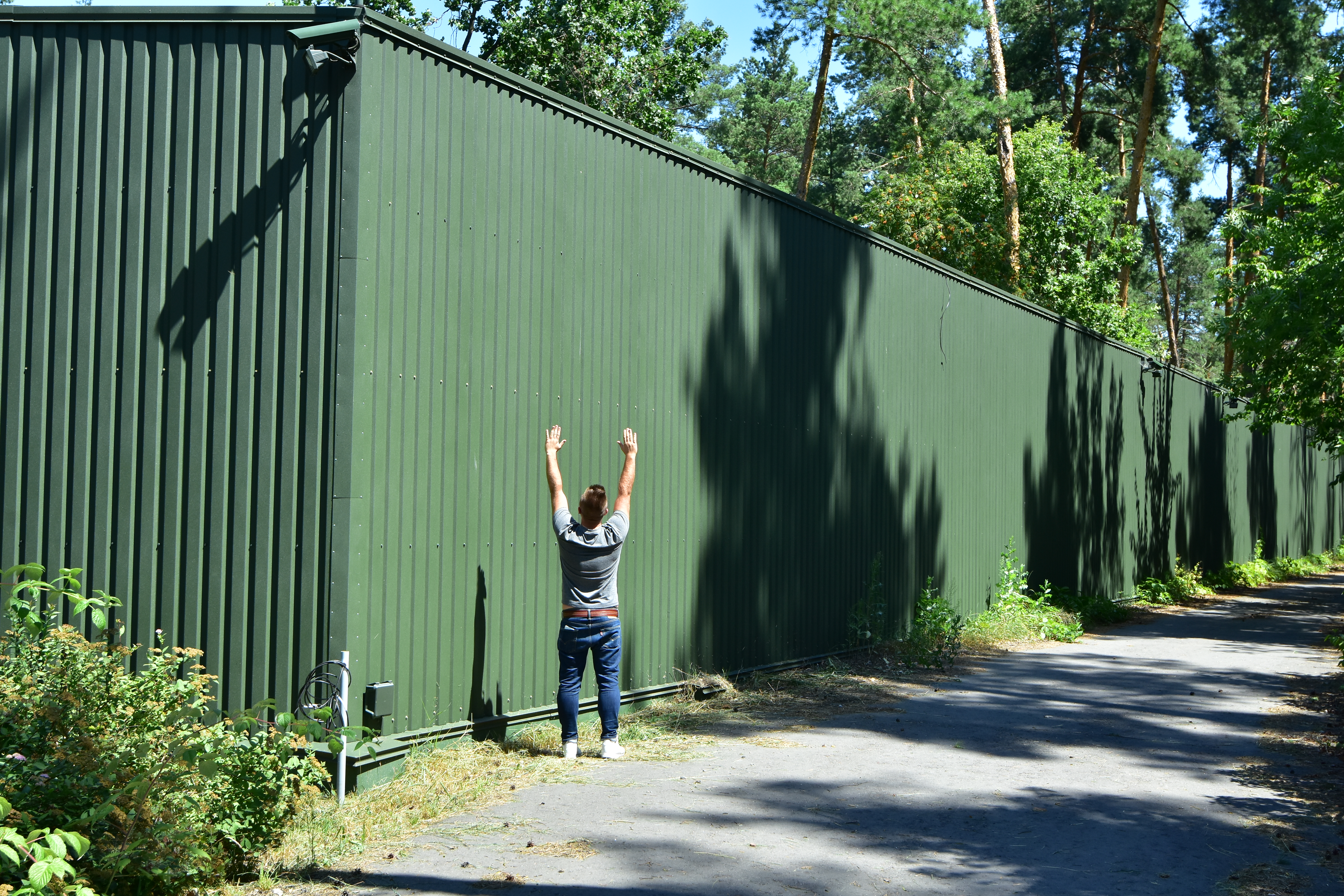 Забор на соседском участке. Высокий забор. Высокий забор от соседей. Огромный забор. Высокий забор на даче.