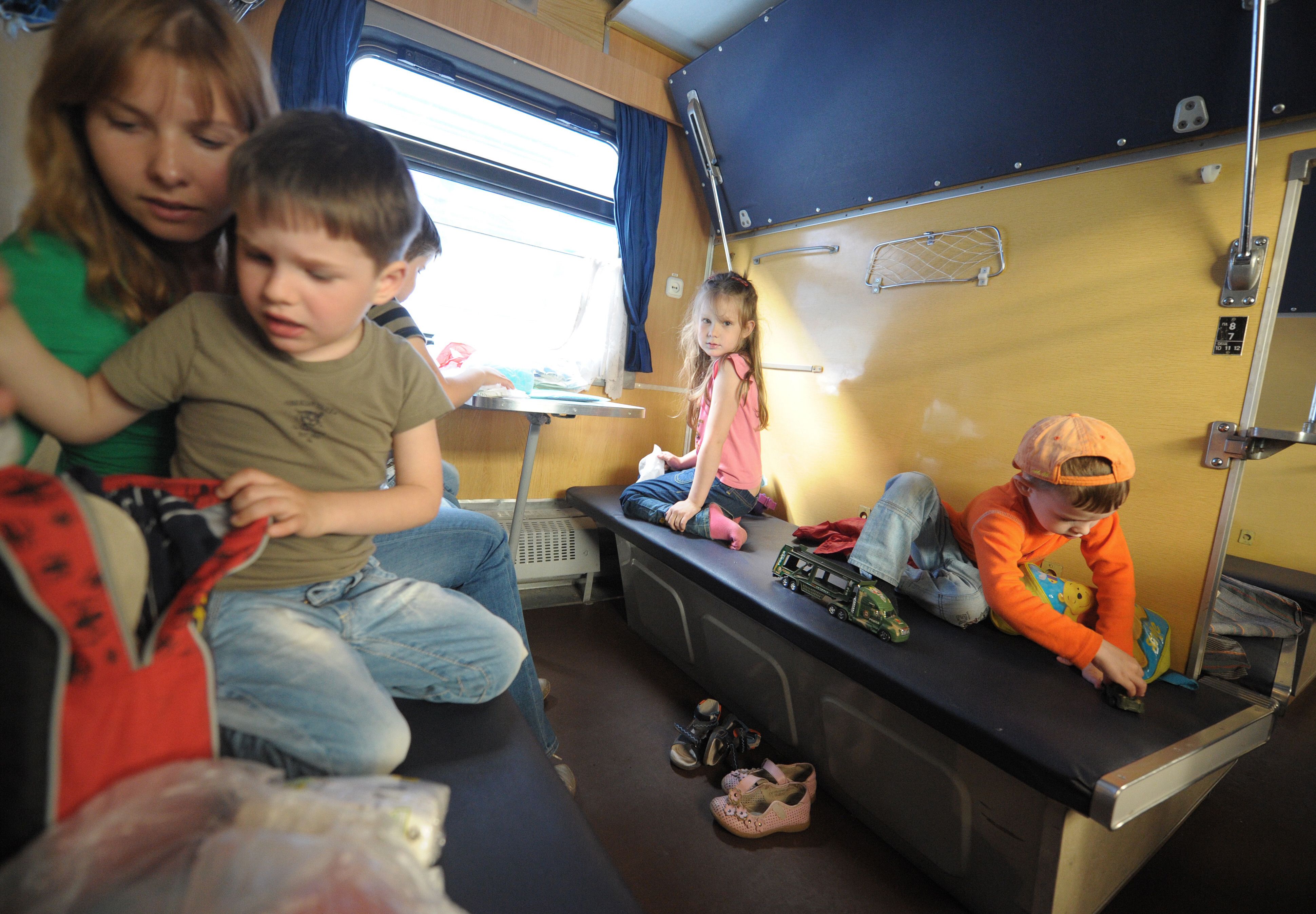 Есть ли скидка детям в купе. Поезда для детей. Путешествие на поезде. Поездка на поезде с детьми. Путешествие с детьми на поезде.