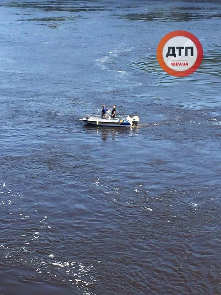 Днепр утонула. Затонувший Киев. Финские школьники плавают на лодке.
