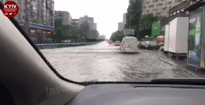 ÐšÐ¸ÐµÐ² Ð½Ð°ÐºÑ€Ñ‹Ð»Ð¾ Ð»Ð¸Ð²Ð½ÐµÐ¼ Ð¸ Ð³Ñ€Ð°Ð´Ð¾Ð¼: Ð¿ÐµÑ€Ð²Ñ‹Ðµ Ñ„Ð¾Ñ‚Ð¾ Ð¸ Ð²Ð¸Ð´ÐµÐ¾ Ð·Ð°Ñ‚Ð¾Ð¿Ð»ÐµÐ½Ð½Ð¾Ð¹ ÑÑ‚Ð¾Ð»Ð¸Ñ†Ñ‹