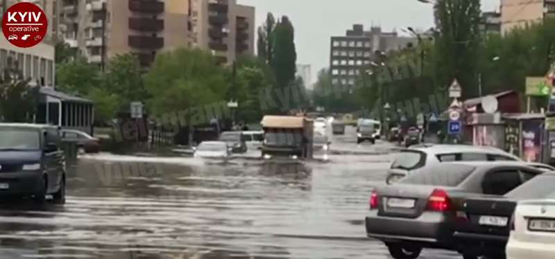 ÐšÐ¸ÐµÐ² Ð½Ð°ÐºÑ€Ñ‹Ð»Ð¾ Ð»Ð¸Ð²Ð½ÐµÐ¼ Ð¸ Ð³Ñ€Ð°Ð´Ð¾Ð¼: Ð¿ÐµÑ€Ð²Ñ‹Ðµ Ñ„Ð¾Ñ‚Ð¾ Ð¸ Ð²Ð¸Ð´ÐµÐ¾ Ð·Ð°Ñ‚Ð¾Ð¿Ð»ÐµÐ½Ð½Ð¾Ð¹ ÑÑ‚Ð¾Ð»Ð¸Ñ†Ñ‹