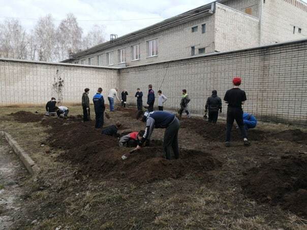 В России студентов техникума заставили рыть окопы прямо во дворе учебного заведения tziqqriurieezrz