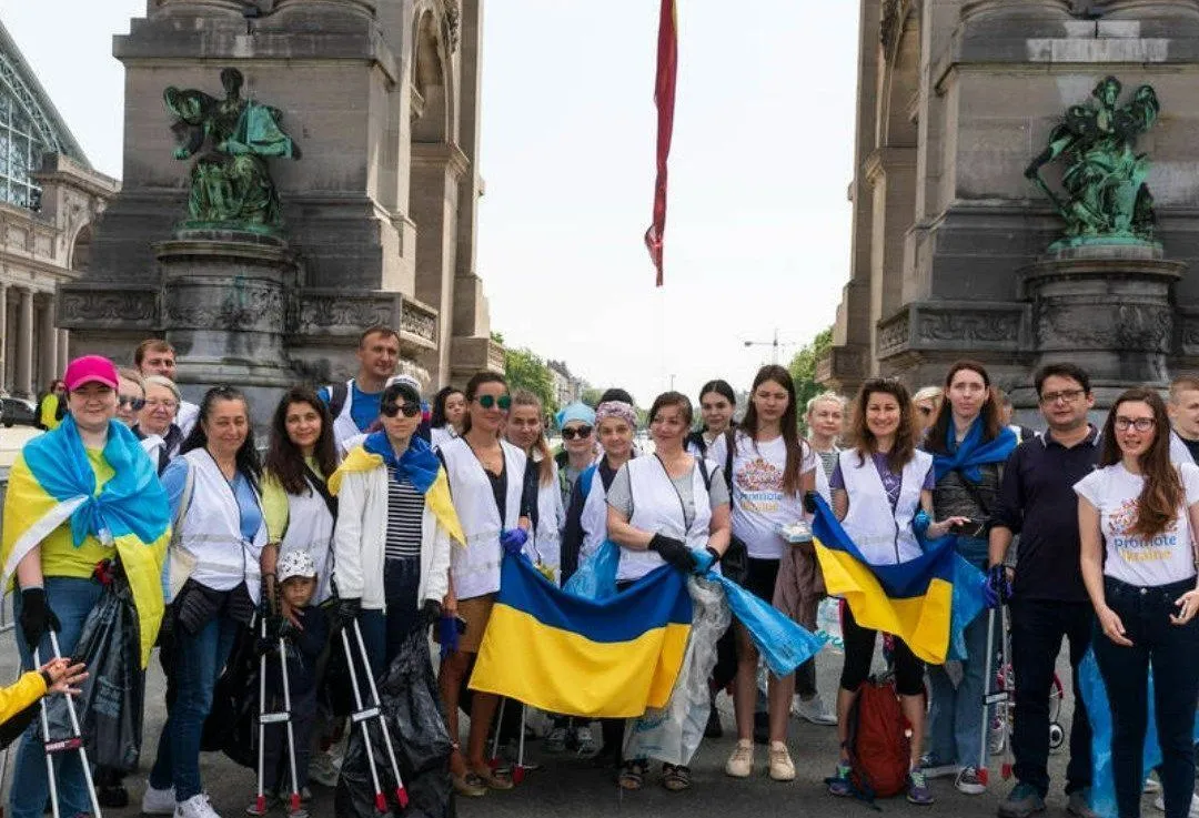 Українські біженці в Бельгії на знак подяки цій країні прибирали парк