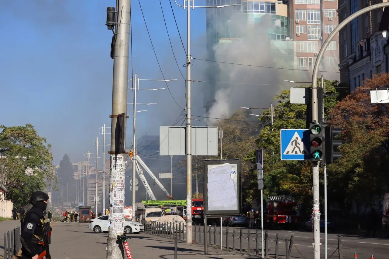 Під завалами багатоповерхівки знайшли тіла двох загиблих: усі подробиці атаки дронів-камікадзе на Київ. Фото і відео