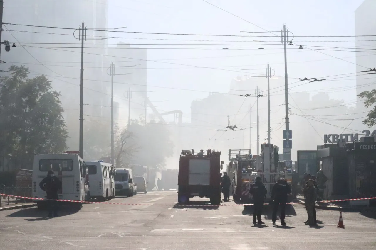 Під завалами багатоповерхівки знайшли тіла двох загиблих: усі подробиці атаки дронів-камікадзе на Київ. Фото і відео