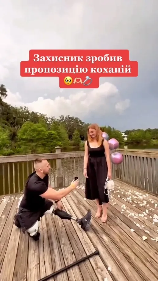 "Кохання переможе все": львівський десантник, який втратив ноги на війні, зробив пропозицію своїй дівчині. Зворушливе відео