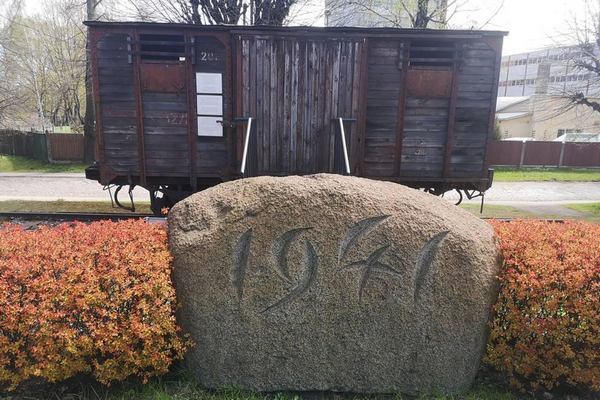 Вагон для депортації на станції в районі Торнякалнс (Латвія, 1941 рік). Фото: Edgars Razinskis.