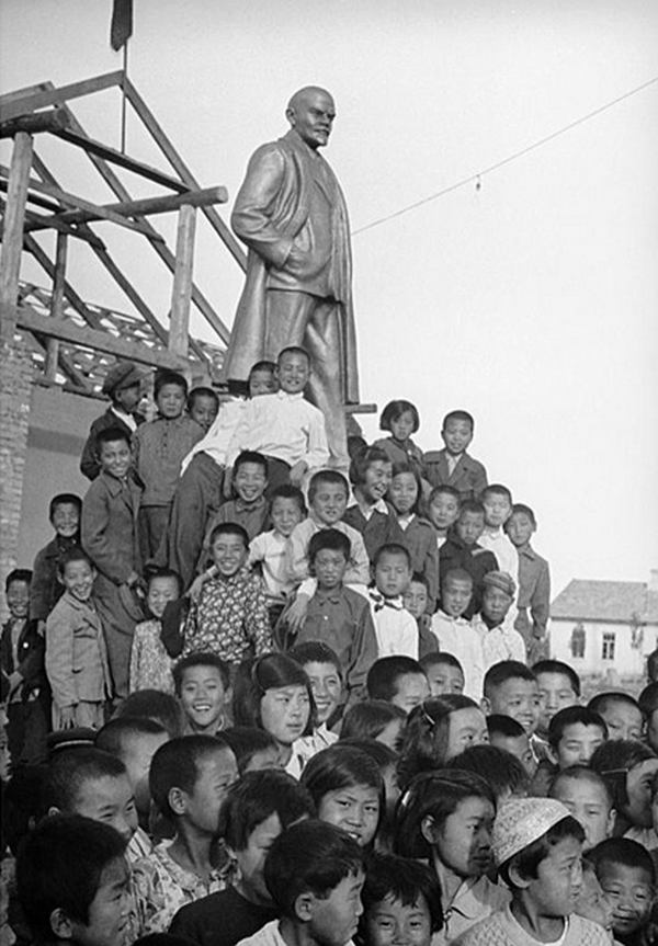 Корейські діти біля пам’ятника Леніну, Узбекистан, 1930-ті роки. Фото: Max Penson.