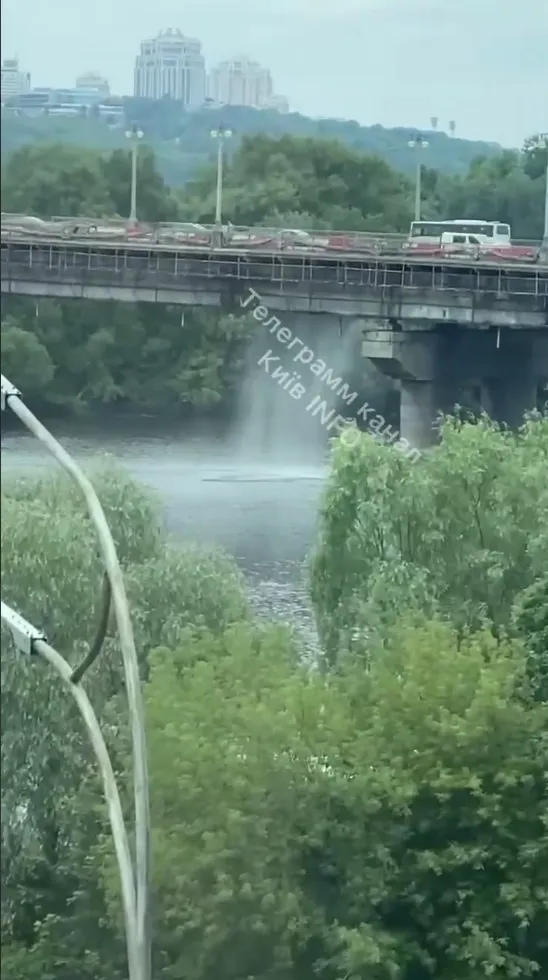 У Києві на мосту Патона через прорив труби з’явився водоспад. Відео exihhiduierzrz