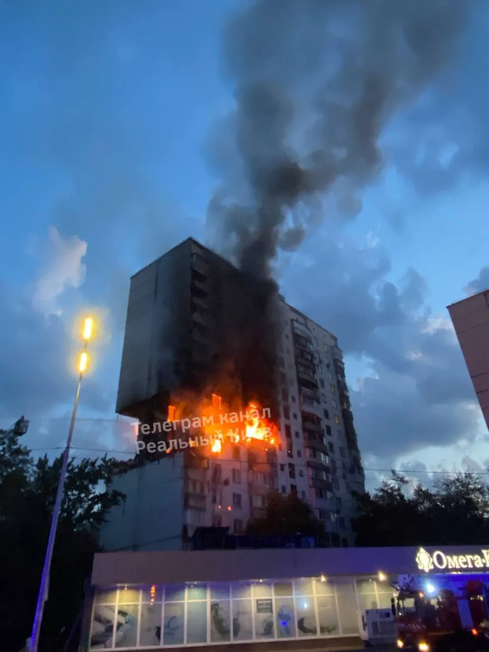 У Києві пролунав вибух у житловому будинку, почалася масштабна пожежа: на місці шукають людей. Фото і відео