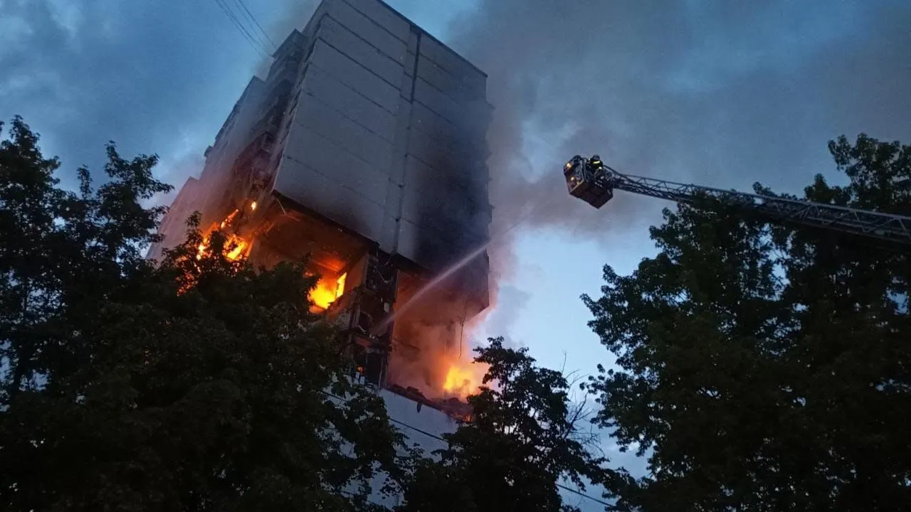 У Києві пролунав вибух у житловому будинку, почалася масштабна пожежа: на місці шукають людей. Фото і відео