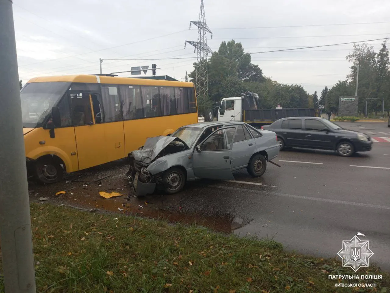 Під Києвом сталась аварія за участі легковика та маршрутки: подробиці і фото