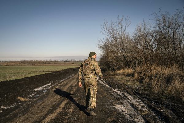 Артилерист іде на бойову позицію біля Авдіївки, Донеччина, 28 листопада 2023 року. Фото: Ozge Elif Kizil/Anadolu/Getty Images